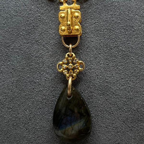 Vignette - Diamond Clover w/Labradorite Drop