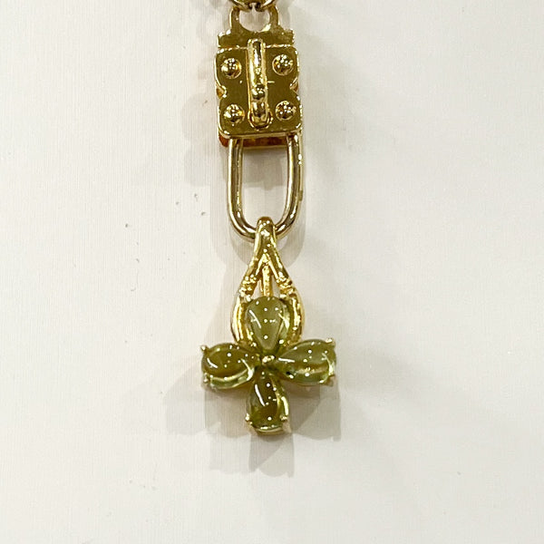 Vignette - Peridot Cabs Clover