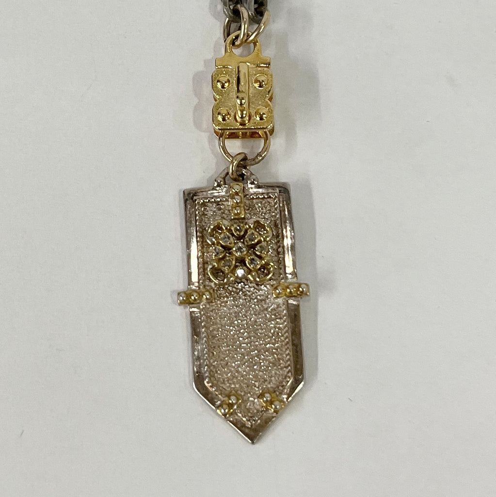 Vignette - Axis Shield w/Diamond Clover