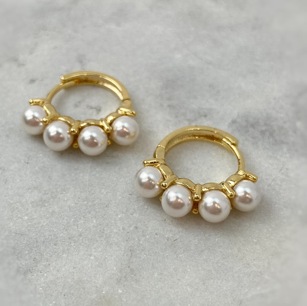 Huggie Earring with 4 Pearls