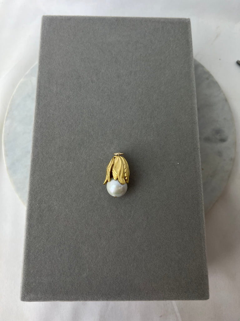 Vignette -  Pearl w/Gold Petal Cap