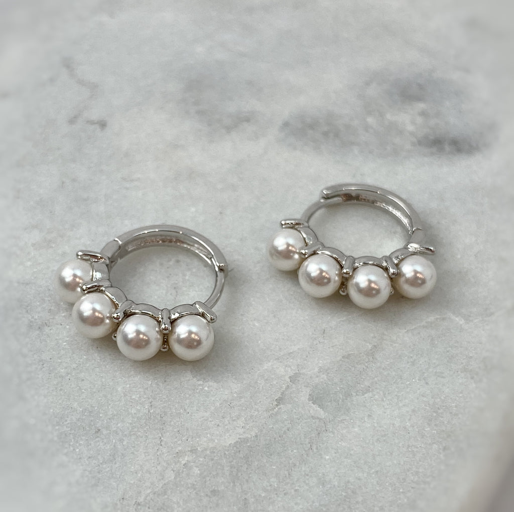 Huggie Earring with 4 Pearls